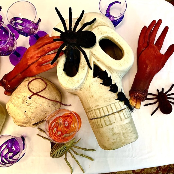 4 Skulls, 2 Bloody Cut off Arms & Furry Spiders - Picture 6 of 12